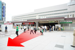 （１）JR柏駅　東口を出ます。