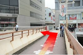 （３）歩道橋を渡り、右側の歩道へ降ります。